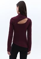 Yüksek Yaka Tişört ve Bootcut Pantolon Kombini