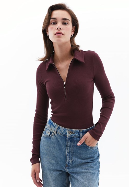 Polo Yaka Tiişört ve Denim Pantolon Kombini