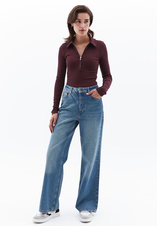 Polo Yaka Tiişört ve Denim Pantolon Kombini