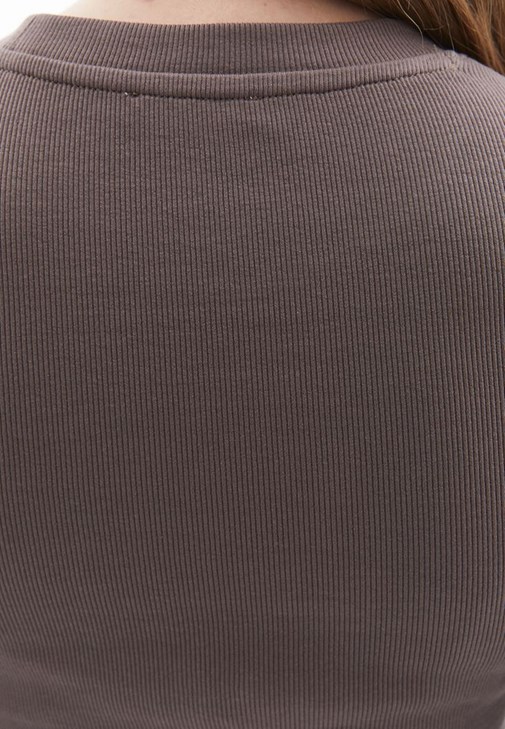 Premium Tişört ve Deri Pantolon Kombini