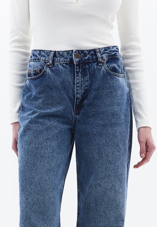 Denim Pantolon ve Oversize Tişört Kombini