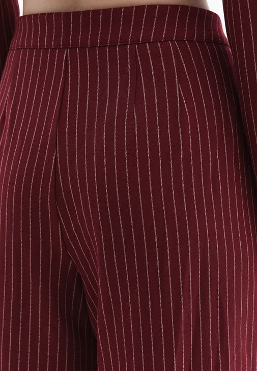 Kemer Detaylı Pantolon ve Crop Ceket Kombini