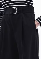 Kemerli Pantolon ve Kare Yaka Atlet Kombini