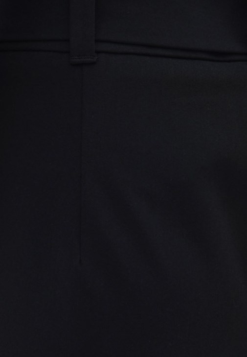 Kemerli Pantolon ve Kare Yaka Atlet Kombini