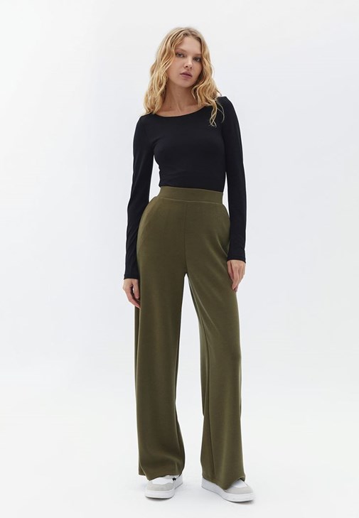 Wide-Leg Pantolon ve Bodysuit Kombini