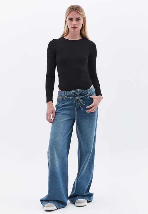 Sıfır Yaka Bodysuit ve Straight-Fit Pantolon Kombini
