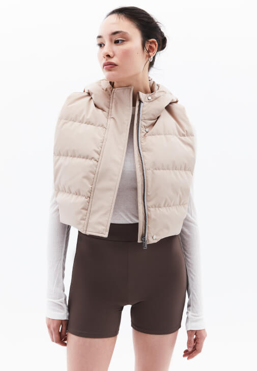 Kaz Tüylü Yelek ve Biker Şort Kombini