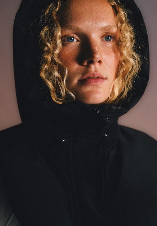 Siyah Kapüşonlu Puf Yaka