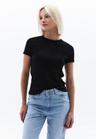 Sıfır Yaka Tişört ve Denim Kombini
