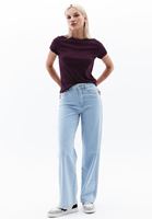 Pamuklu Tişört ve Denim Kombini