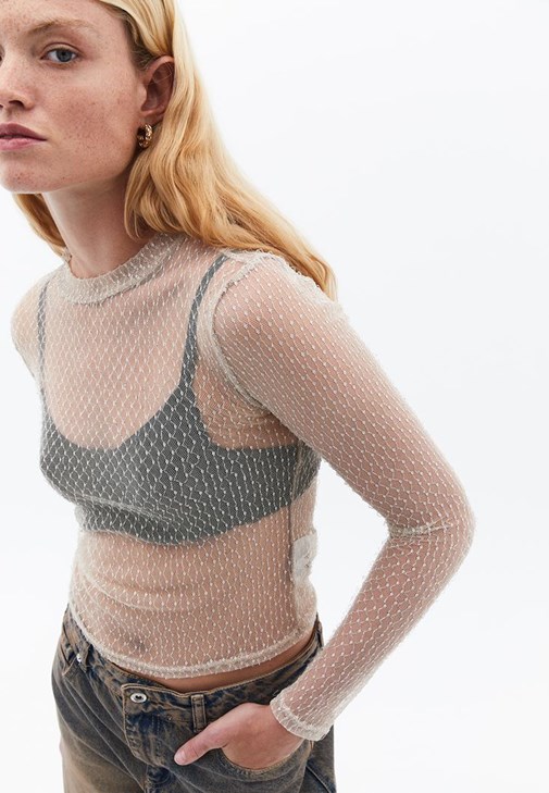 Tül Tişört ve Denim Pantolon Kombini