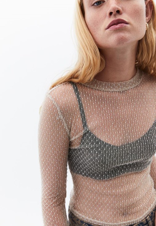 Tül Tişört ve Denim Pantolon Kombini