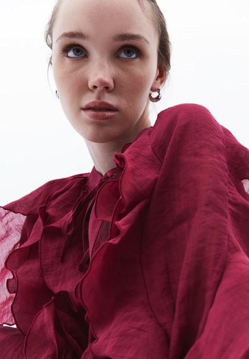 Fırfırlı Bluz ve Orta Bel Pantolon Kombini