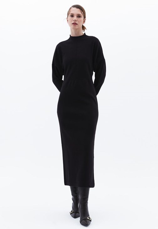 Siyah Yırtmaç Detaylı Uzun Elbise