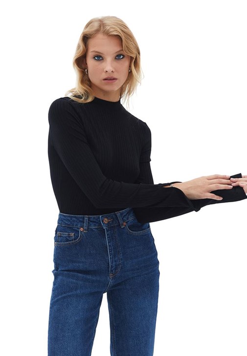 Siyah Yüksek Yaka Tişört