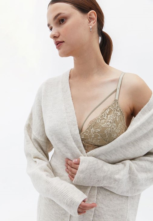 Biye Detaylı Bralet ve Wide-Leg Pantolon Kombini