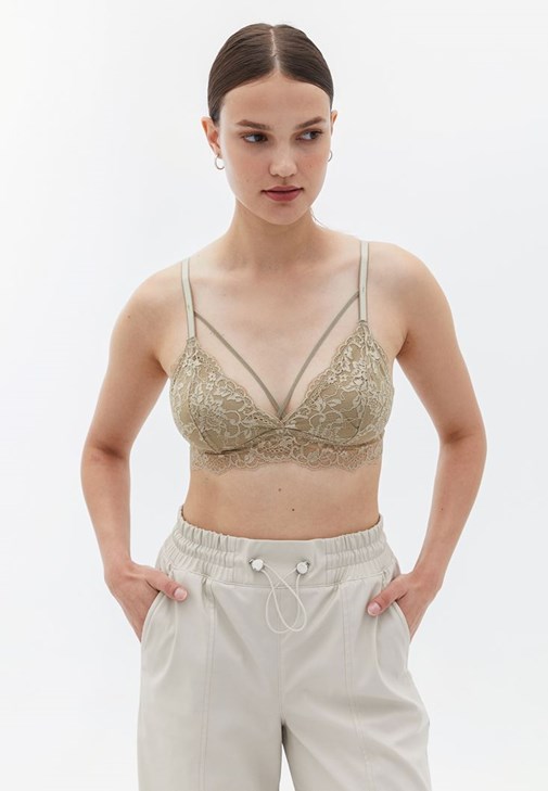 Biye Detaylı Bralet ve Wide-Leg Pantolon Kombini
