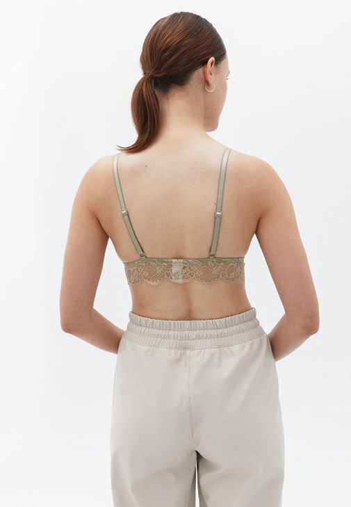 Biye Detaylı Bralet ve Wide-Leg Pantolon Kombini