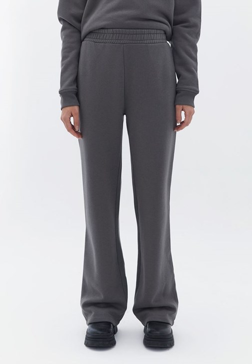 Boru Paça Sweat Pantolon ve Sweatshirt Kombini