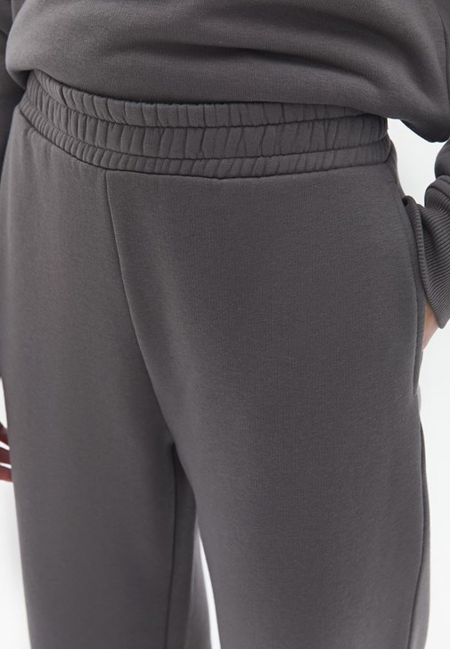 Boru Paça Sweat Pantolon ve Sweatshirt Kombini