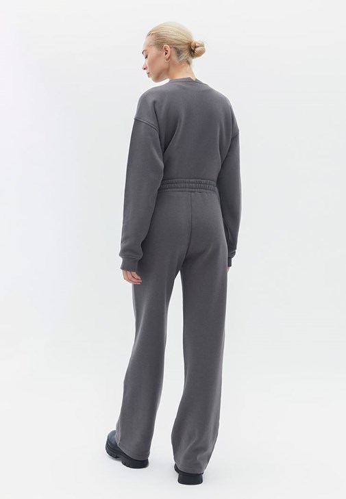 Boru Paça Sweat Pantolon ve Sweatshirt Kombini