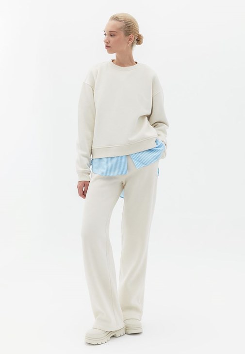 Boru Paça Pantolon ve Sweatshirt Kombini