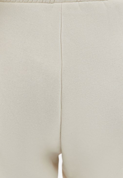 Boru Paça Pantolon ve Sweatshirt Kombini
