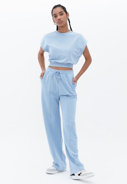 Sweat Pantolon ve Crop Sweatshirt Kombini