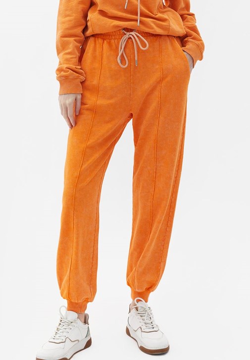 Pamuklu Pantolon ve Sweatshirt Kombini