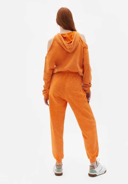 Pamuklu Pantolon ve Sweatshirt Kombini