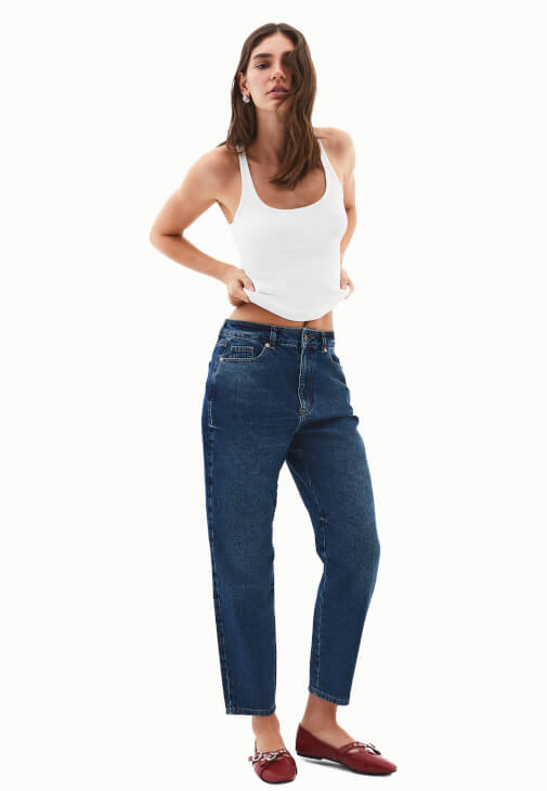 Mom-Fit Denim ve Pamuklu Atlet Kombini