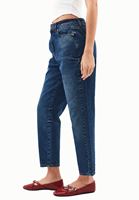Mom-Fit Denim ve Pamuklu Atlet Kombini
