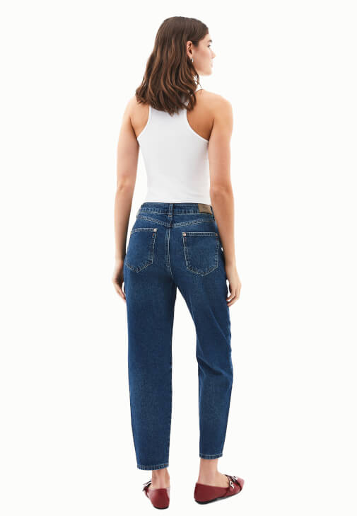 Mom-Fit Denim ve Pamuklu Atlet Kombini