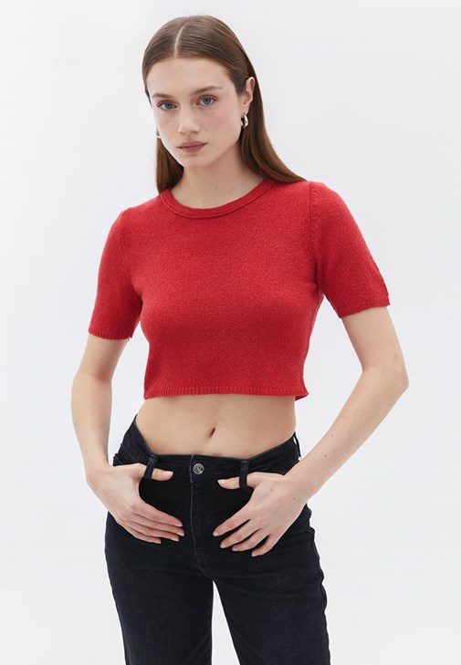 Crop Triko ve Mom-Fit Pantolon Kombini