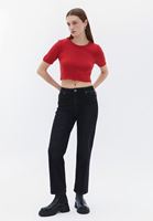 Crop Triko ve Mom-Fit Pantolon Kombini