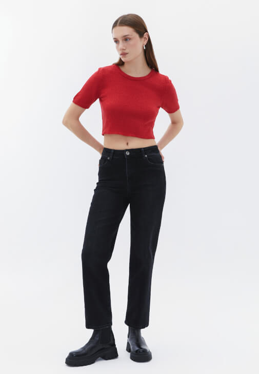Crop Triko ve Mom-Fit Pantolon Kombini