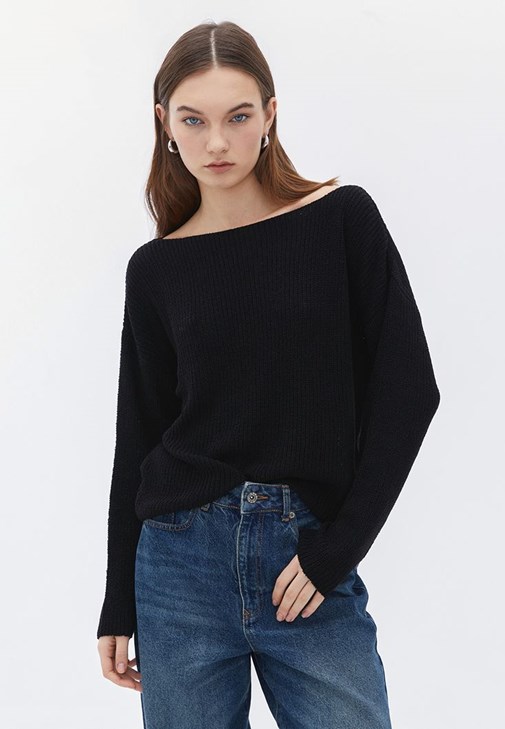 Bot Yaka Kazak ve Barrel-Fit Pantolon Kombini