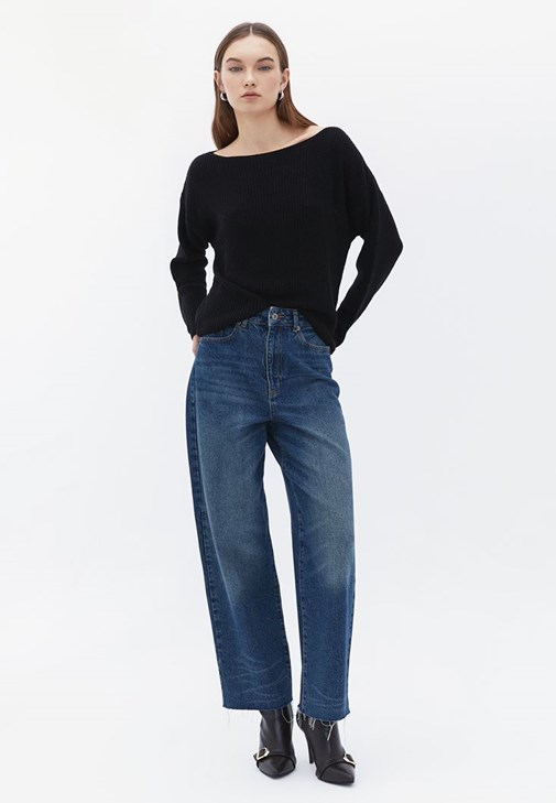 Bot Yaka Kazak ve Barrel-Fit Pantolon Kombini