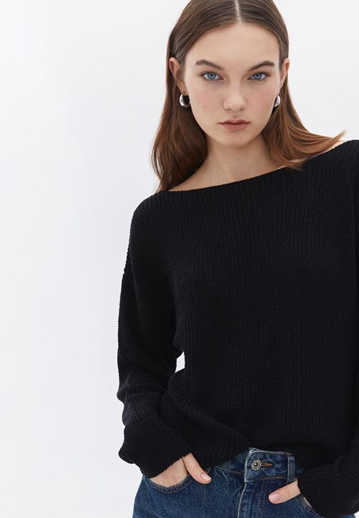 Bot Yaka Kazak ve Barrel-Fit Pantolon Kombini