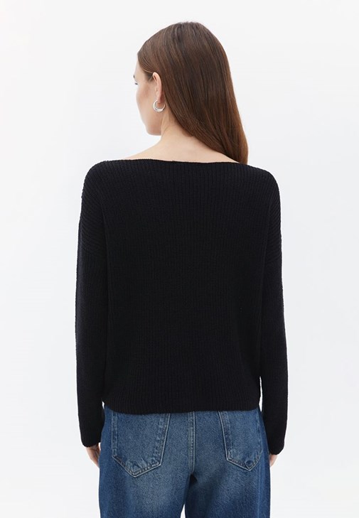 Bot Yaka Kazak ve Barrel-Fit Pantolon Kombini