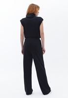 Straight Pantolon ve Kolsuz Sweatshirt Kombini