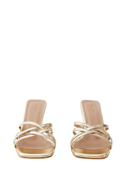 Asimetrik Elbise ve Terlik Kombini