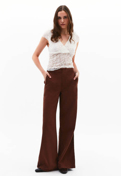 Orta Bel Wide-Leg Pantolon ve Crop Tişört Kombini