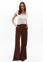 Orta Bel Wide-Leg Pantolon ve Crop Tişört Kombini