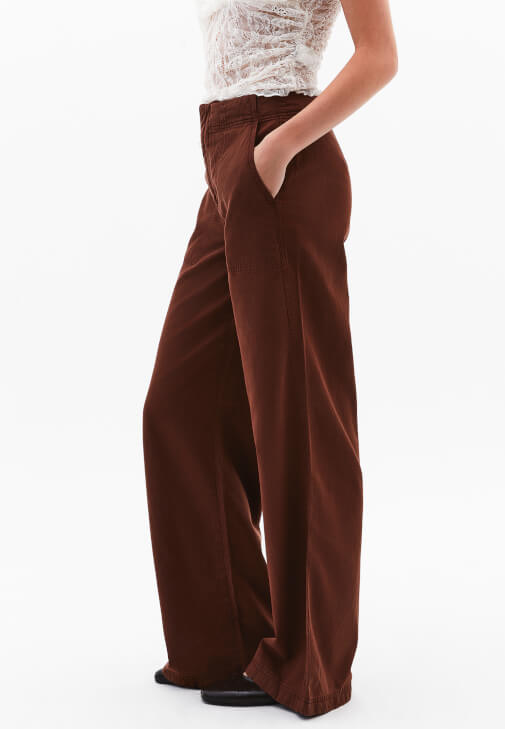 Orta Bel Wide-Leg Pantolon ve Crop Tişört Kombini
