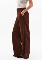 Orta Bel Wide-Leg Pantolon ve Crop Tişört Kombini