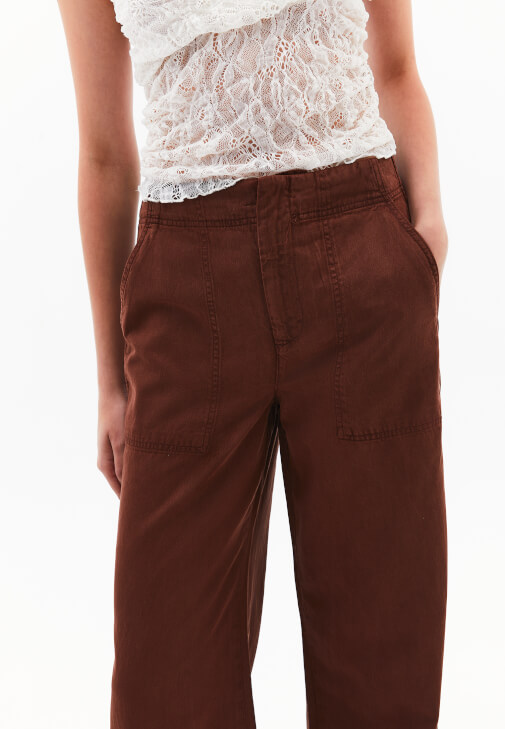 Orta Bel Wide-Leg Pantolon ve Crop Tişört Kombini