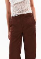 Orta Bel Wide-Leg Pantolon ve Crop Tişört Kombini