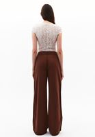 Orta Bel Wide-Leg Pantolon ve Crop Tişört Kombini