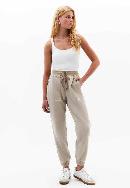 Jogger Pantolon ve Oversize Tişört Kombini